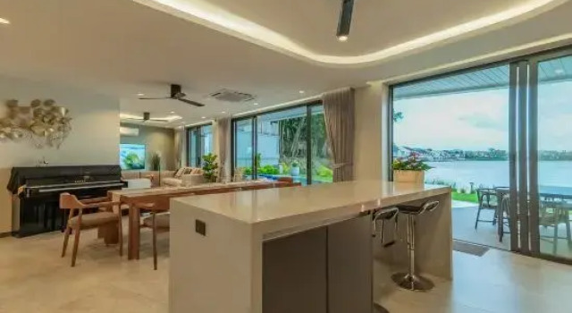 Lakeside 5-BR New Pool Villa in Gated Community, Забронировать Вилла Бизнес-отели острова Пхукета, рядом с Храм Чалонг, 4* 5*