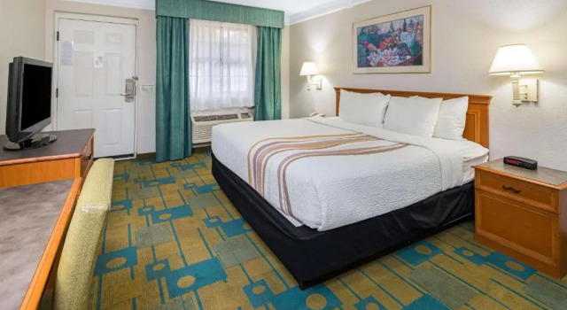 Номер Standard Days Inn by Wyndham San Diego Vista