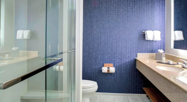 Люкс c 1 комнатой с балконом Fairfield Inn & Suites by Marriott Virginia Beach Oceanfront