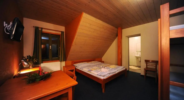 Lesní Chata, Rezerwuj Hotel Hotele w Jizera Mountains z parkingiem, Parking