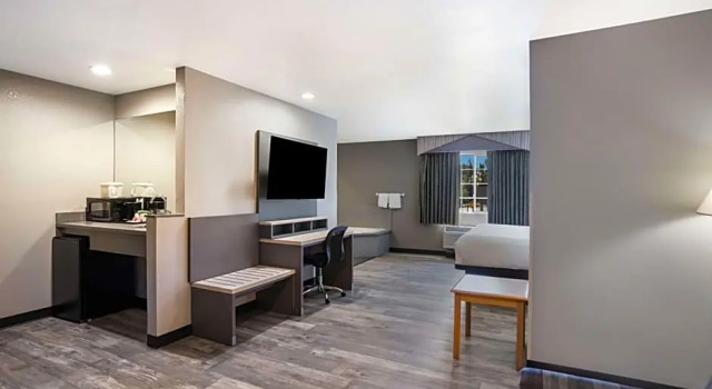 Четырёхместный люкс с 2 комнатами SureStay Hotel by Best Western Ukiah