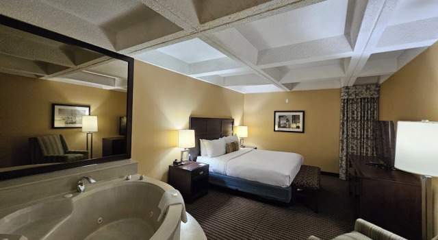 Двухместный люкс Wyndham Edmonton Hotel and Conference Centre