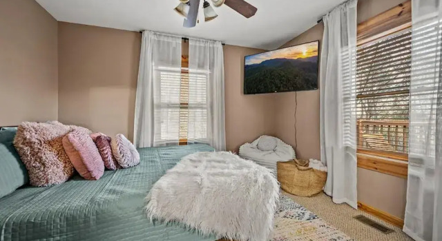 High-end Luxury Cabin Sauna Hot Tub Gameroom