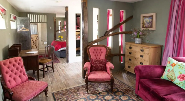 Deluxe suite Strattons Hotel