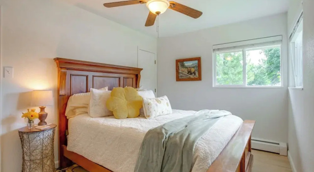 Modern Creekside Home: 9 Mi to Downtown Denver, Book Feriehus Villaer i Lakewood, Villa