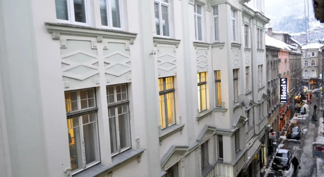 Funky Room for 4- Artistic Guesthouse-main Street!, Забронировать Отель Отели Сараево с парковкой, рядом с Old Sarajevo Clock Tower, Парковка