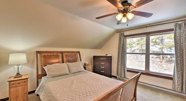 Коттедж с 3 комнатами Gorgeous Twin Lakes Home w/ Deck Overlooking Mtns!