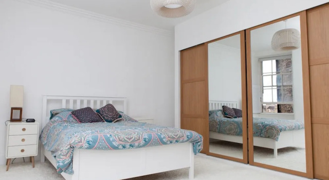 Comfy Flat for 5 in Edinburghs Lively New Town, Забронировать Отель Новый город Эдинбург, рядом с Национальный музей Шотландии