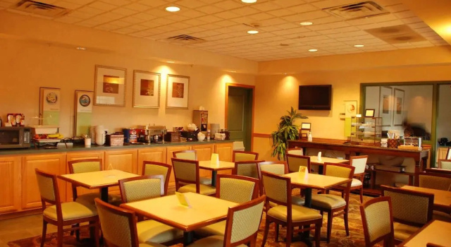 Четырёхместный люкс c 1 комнатой Country Inn & Suites by Radisson, Bel Air-Aberdeen, MD