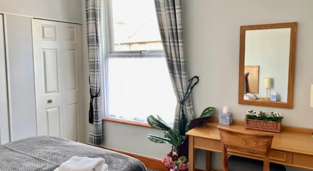 Коттедж с 4 комнатами Purple Cloud Cosy 4 bed Cottage with Garden Parking Pet-Friendly