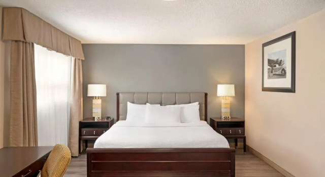 Люкс Deluxe Days Inn by Wyndham Fredericton