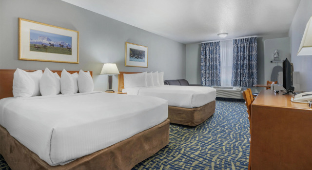 Четырёхместный номер Standard SureStay Plus Hotel by Best Western Lethbridge