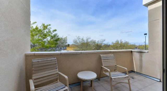 Двухместный номер Standard с балконом HOLIDAY INN EXPRESS & SUITES ELK GROVE CENTRAL - HWY 99 by IHG