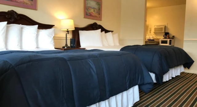 Четырёхместный номер Standard Monterey Pines Inn