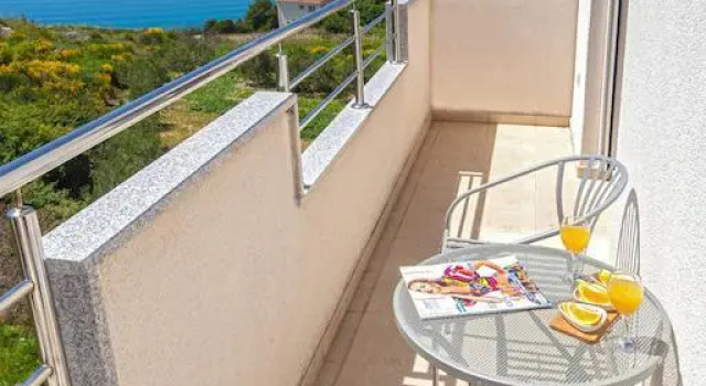 Three-Bedroom Apartment with Sea View in Split