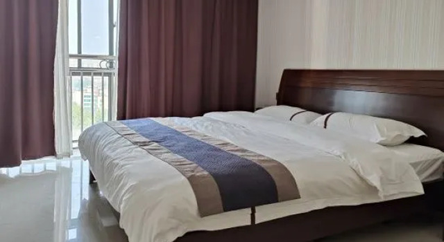 Люкс Deluxe с 4 комнатами Yashige Apartment Ruili