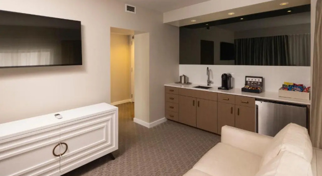 Двухместный номер with Living Area The Statler Dallas, Curio Collection By Hilton