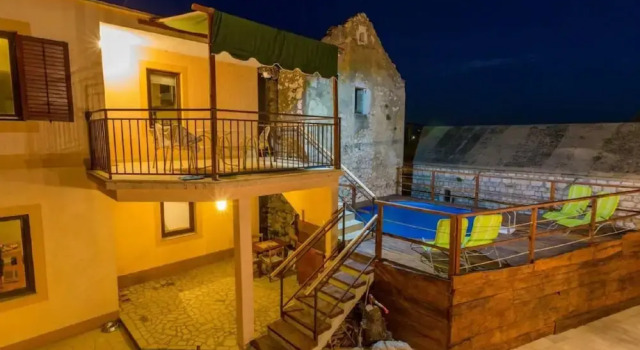 Коттедж с балконом Large Holiday Home With Private Pool, Wellness & Sea View