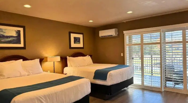 Четырёхместный номер Standard с видом на поле для гольфа San Vicente Golf Resort