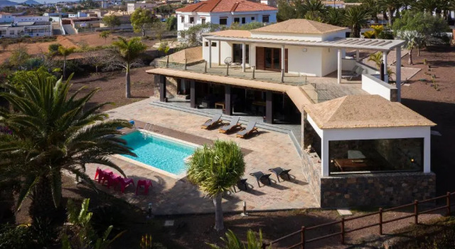 Вилла Oasis Villa with swimming pool in 4000m2 garden