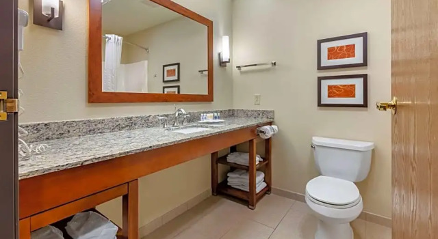 Четырёхместный семейный люкс Comfort Suites Marquette