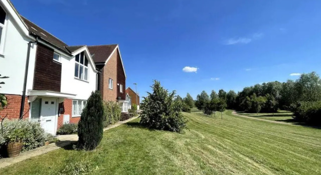 Detached House with Pool Table, Smart TV, Fast Wifi, Free Parking & Garden by Yoko Property