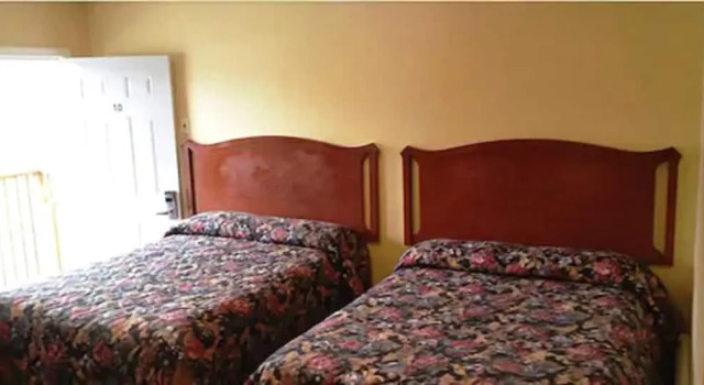 Четырёхместный номер Standard Parkway Motel