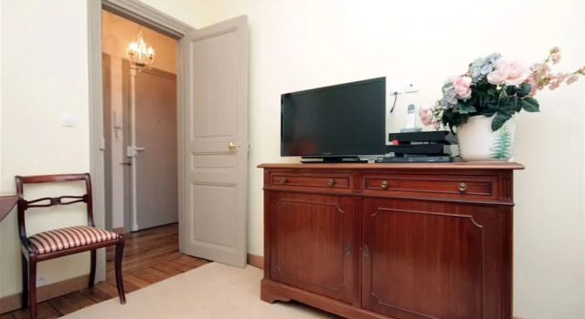 2 rooms - next to the Eiffel tower - Trocadéro, Забронировать Отель 15-й округ: Порт-де-Версаль Париж, рядом с Espace Nadeshiko Paris France