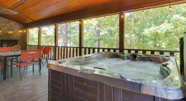 Коттедж с 3 комнатами с балконом Broken Bow Escape w/ Hot Tub & Basketball Court!