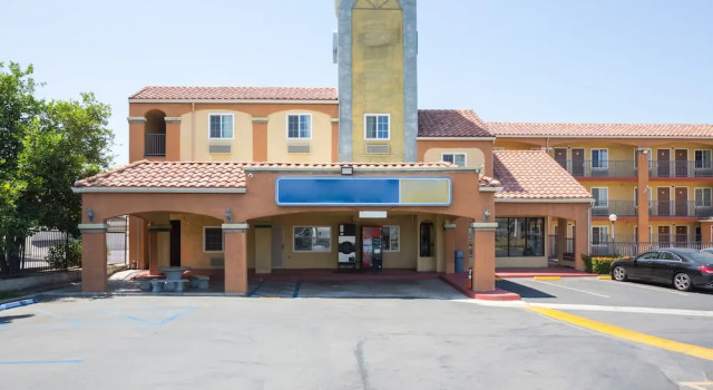 Passport Inn & Suites Corona Hotel, Забронировать Отель Корона штат Калифорния