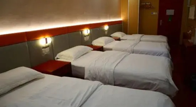 Кровать в общем номере Beijing Military Exhibition Hotel