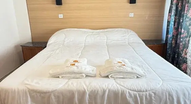 Двухместный номер Standard Diplomat Hotel