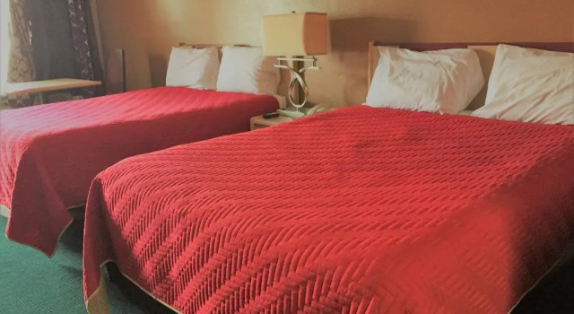 Четырёхместный номер Standard OYO Hickory House Inn