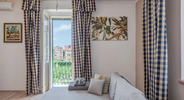 Large 100 m2 apt w Balcony in the Heart of Split