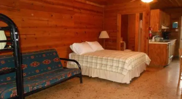 Bay Landing Camping Resort Cabin 18, Rezerwuj Pole kempingowe Kempingi i glamping w Bridgeport, Pole kempingowe