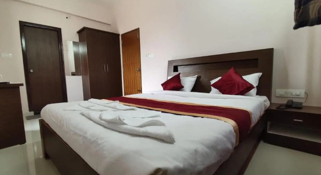 Hotel Royal Suites - Yeshwanthpur, Забронировать Отель Отели штата Карнатаки с парковкой, Парковка