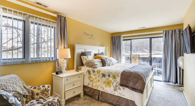 Lakefront Condo w/ Resort Amenities in Osage Beach, Забронировать Курортный отель Курортные отели Осейдж-Бич, рядом с Ozark Distillery and Brewery, Курортный отель