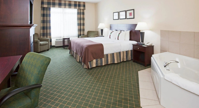 Двухместный люкс Holiday Inn & Conference Center Marshfield by IHG