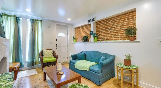 Quirky Baltimore Townhome ~ 2 Mi to Inner Harbor, Rezervovat Hotel Inner Harbor Baltimore