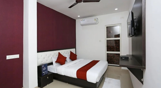 OYO 10718 White Oak Hotel