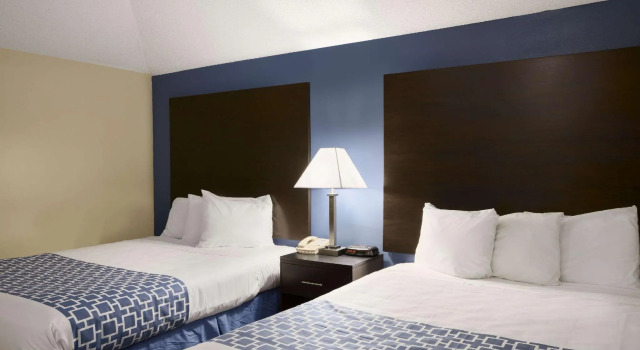Четырёхместный номер Standard Days Inn & Suites by Wyndham Cherry Hill - Philadelphia