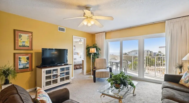 Номер Standard с 2 комнатами с балконом Seacrest 405 is 2 BR Gulfview on Okaloosa Island by RedAwning