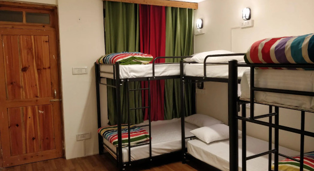 Кровать в общем номере Madpackers Manali