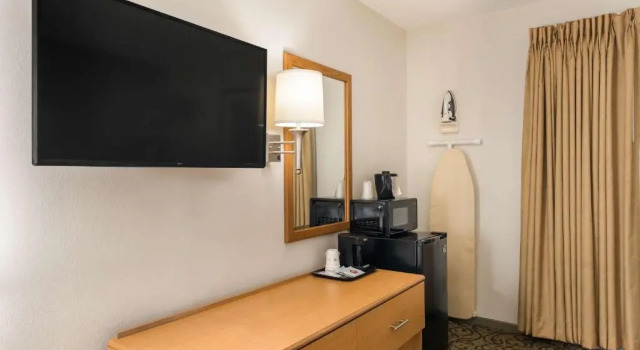 Четырёхместный номер Standard с видом на бассейн SureStay Hotel by Best Western Spicer
