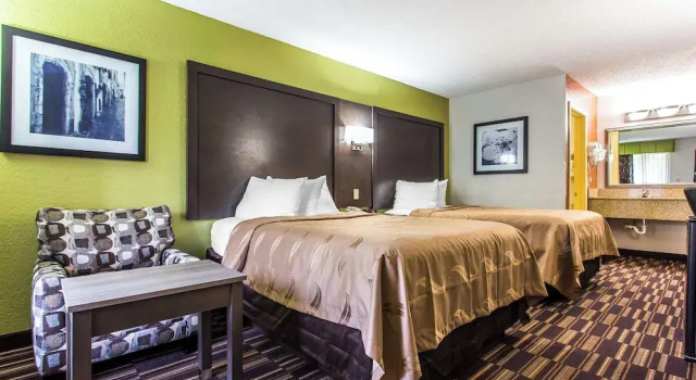 Четырёхместный номер Standard с балконом Quality Inn Albemarle