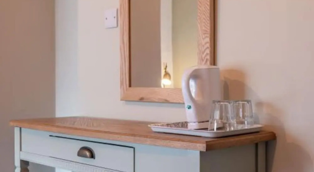 Host Stay Woodroffe Arms Hope Twin Room 2