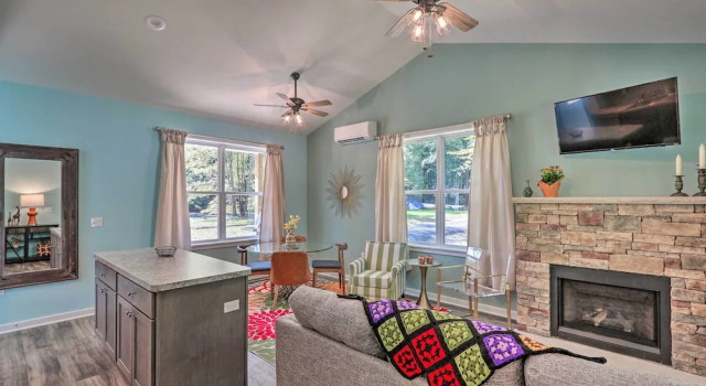 16 Mi to Ski Slopes! Creekside Poconos Cottage, Prenota Casa vacanze Brodheadsville Stati Uniti
