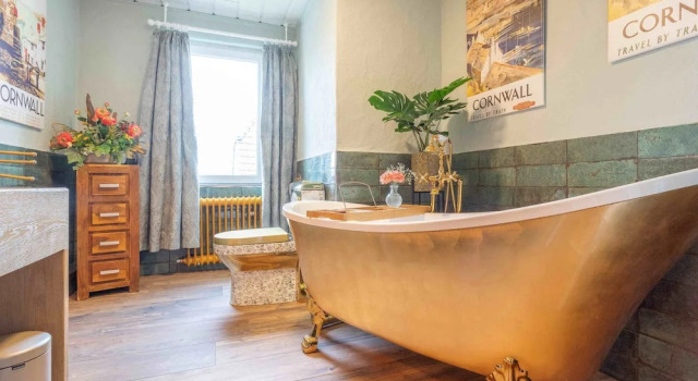 Семейные апартаменты The Little Britain Inn Themed Hotel One of a Kind In Europe