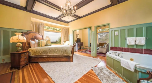 Dashwood Manor Seaside Bed & Breakfast, Забронировать Отель «постель и завтрак» Отели Виктории 3 звезды, рядом с Art Gallery of Greater Victoria, 3*