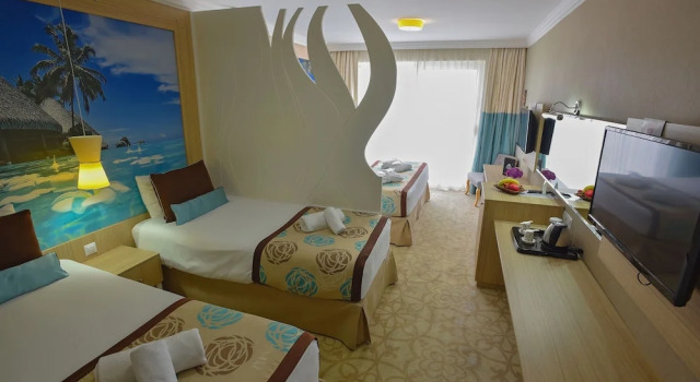 Четырёхместный номер Standard с балконом и с видом на озеро Hotel Izgrev Spa & Aquapark